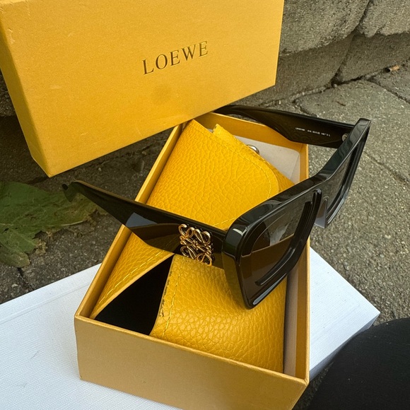 Black Rectangular Sunglasses - Picture 3 of 4